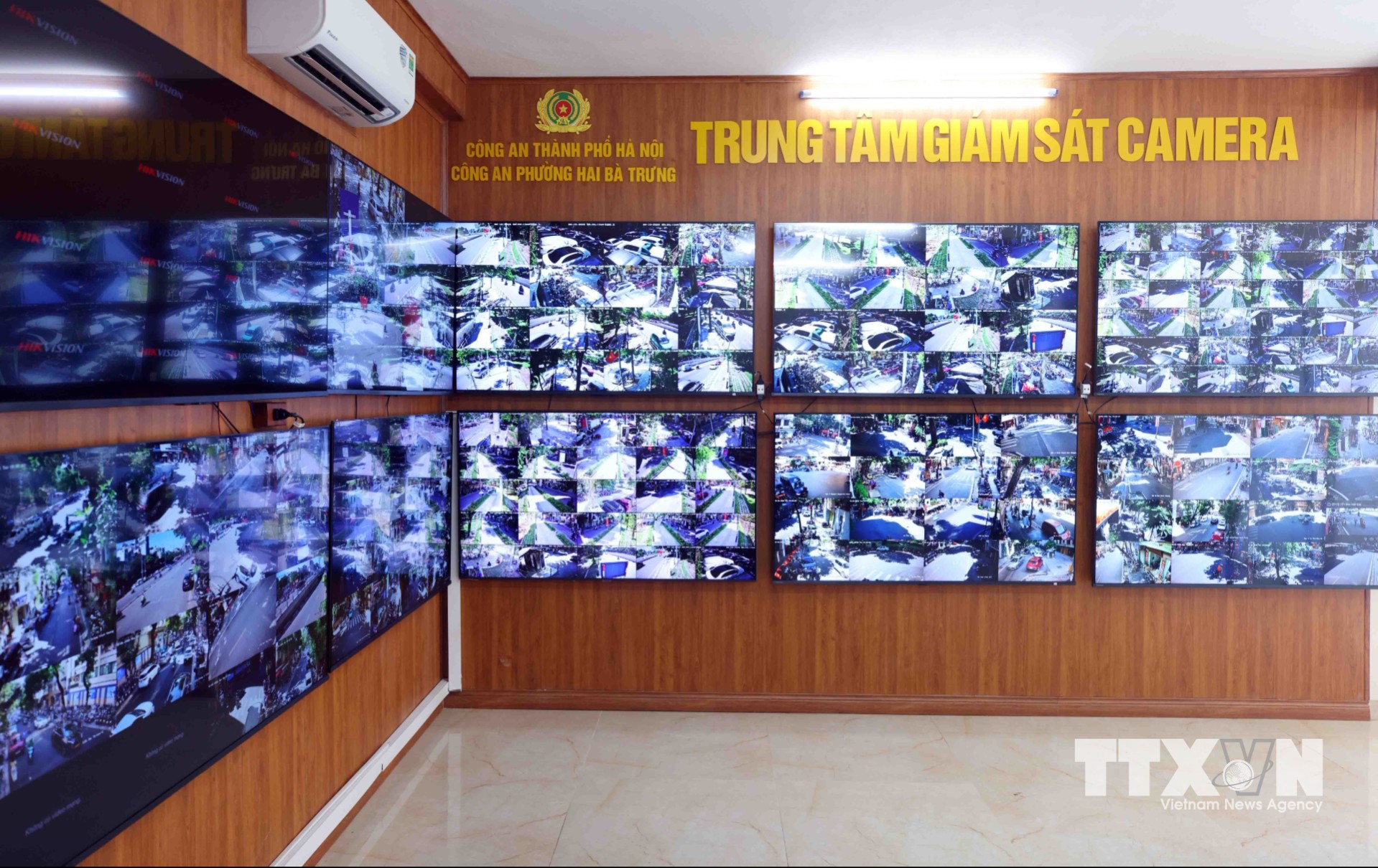 Trung tâm giám sát Camera an ninh được xây dựng theo 3 lớp camera, gồm hệ thống của Công an thành phố, camera do UBND phường đầu tư và hơn 300 điểm camera xã hội hóa tại các tuyến phố, ngõ, khu dân cư. Khi hoàn thiện, hơn 600 camera sẽ được kết nối về trung tâm, hoạt động 24/24 giờ. (Ảnh: Phạm Kiên/TTXVN)